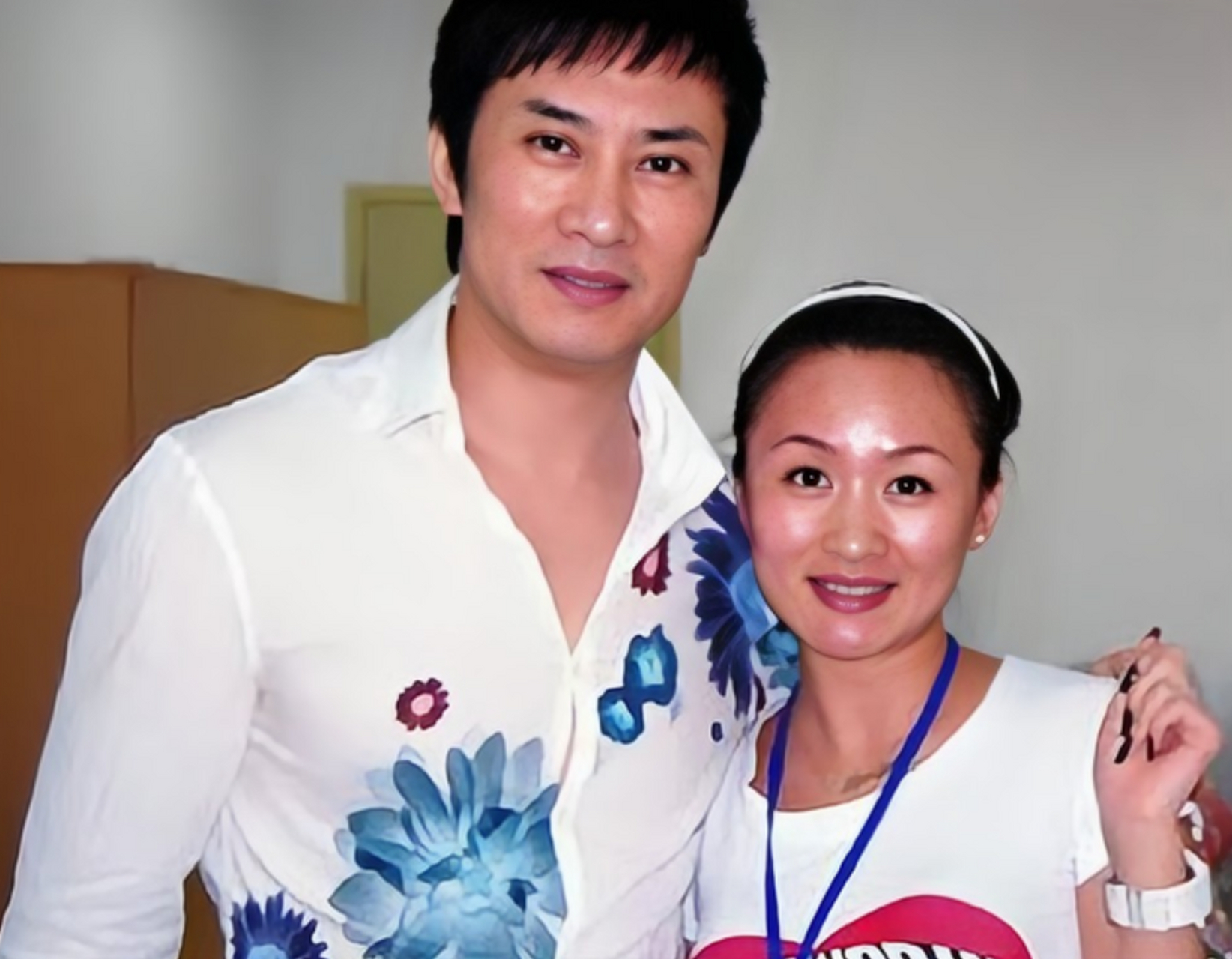 有记者问江涛:"你红了这么多年,身价过亿,你老婆是