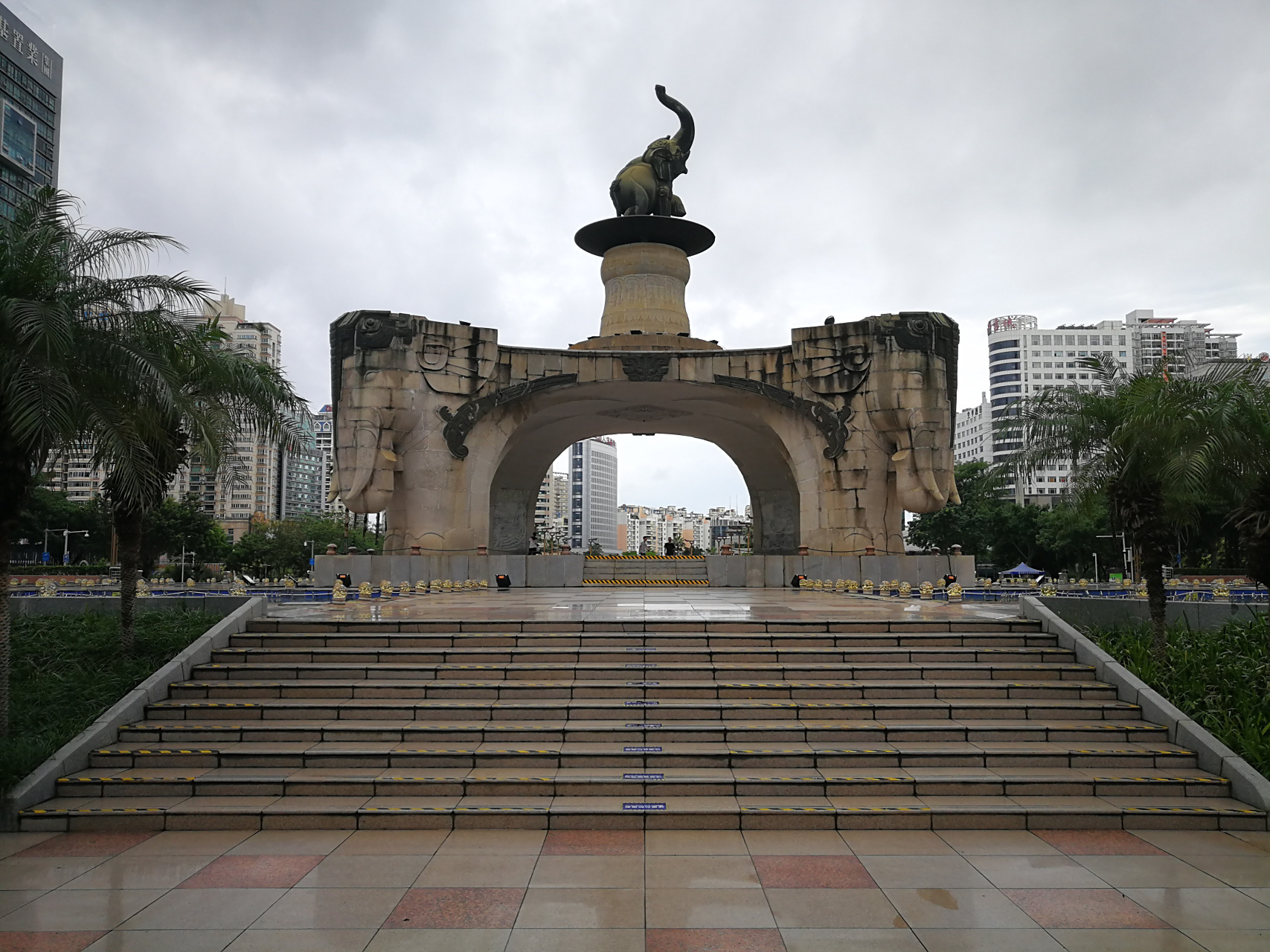 南宁市有一个金湖广场(原来叫五象广场),由于广场周边住宅楼密集