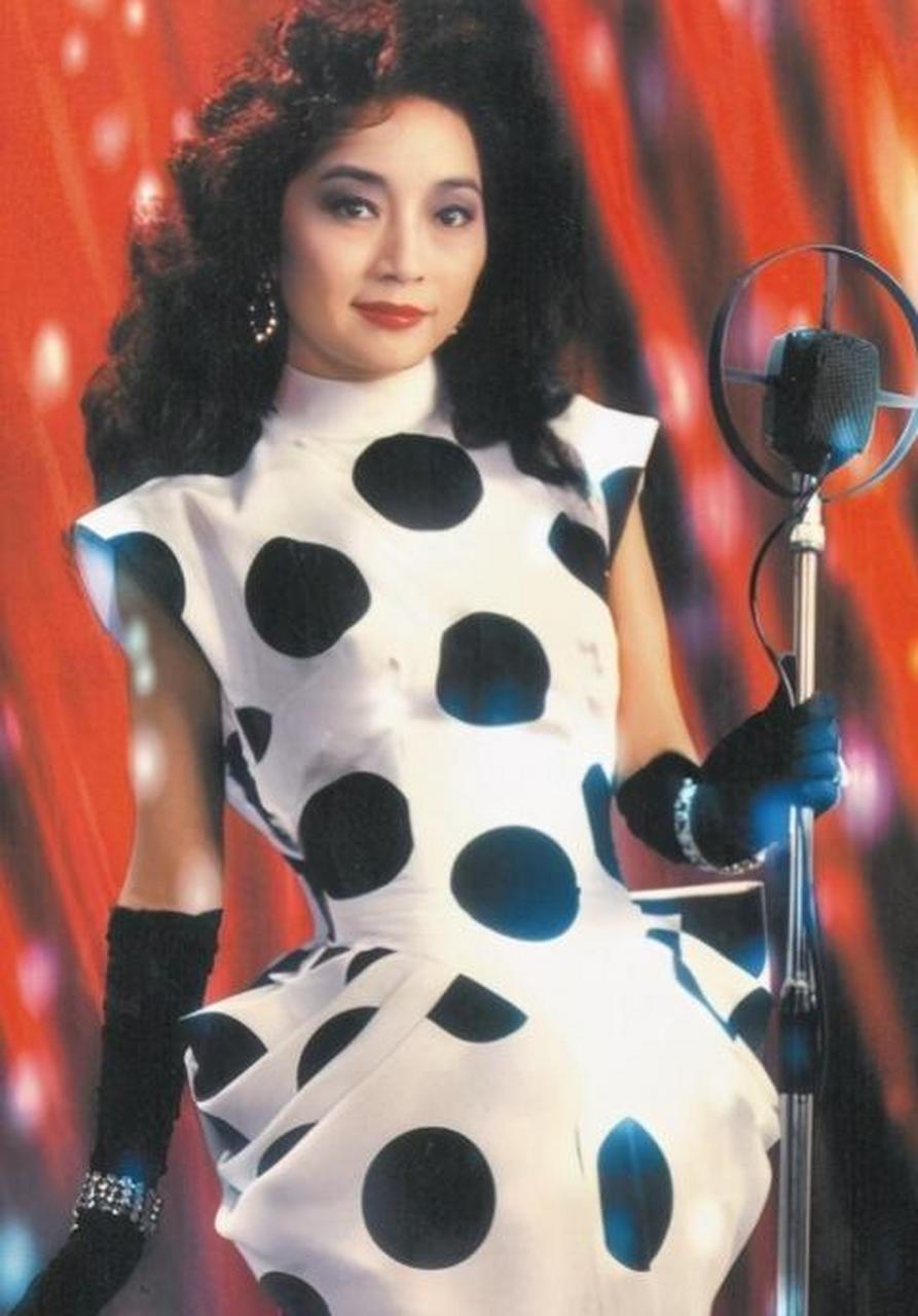 1983年,徐小凤上台领奖时,黄沾笑道:"徐晓枫是个老辣女人.