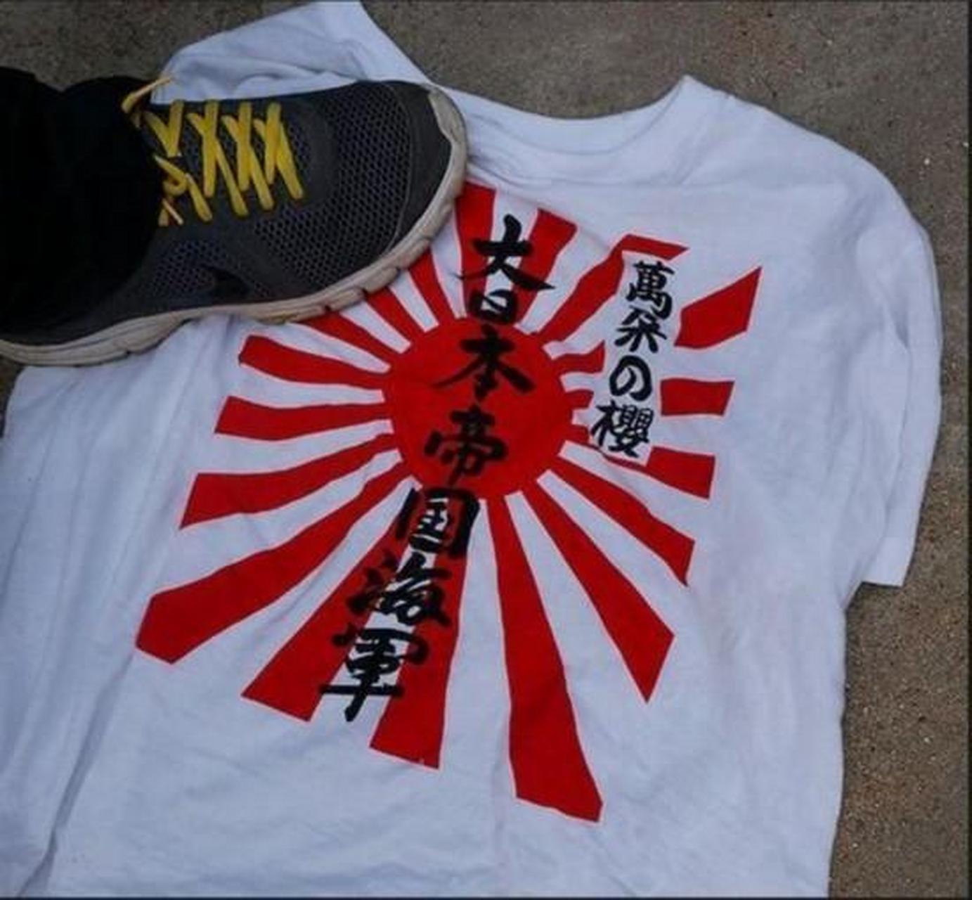 山东滨州一小车公然张贴日本旭日旗,并还有武运长久的字样