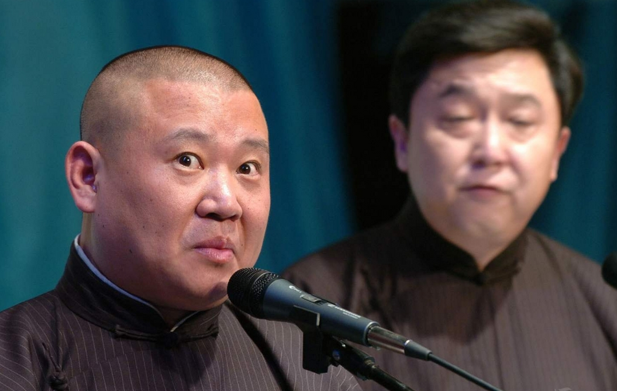 一次,郭德纲和于谦外出商演,一共赚了65万,郭德纲只分给于谦10万,剩下