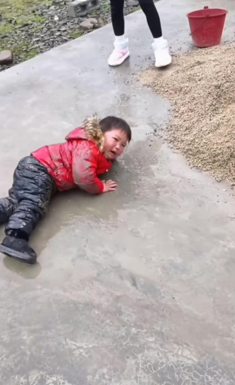 如果你的孩子这样撒泼打滚,现在你会咋么处理?