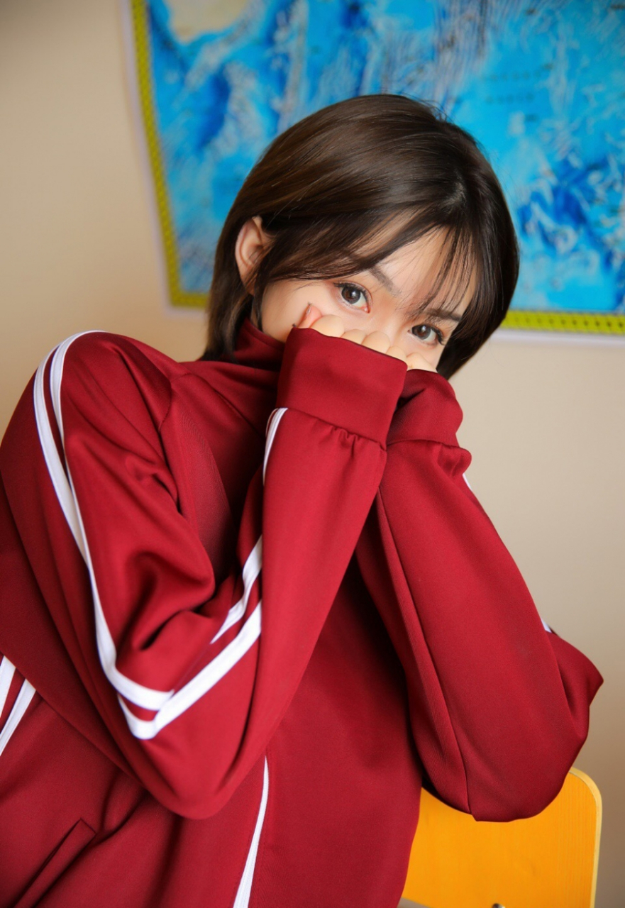 红色校服女生教室娇羞可人 穿着红色校服的短发女生,眼神无比清透,趴