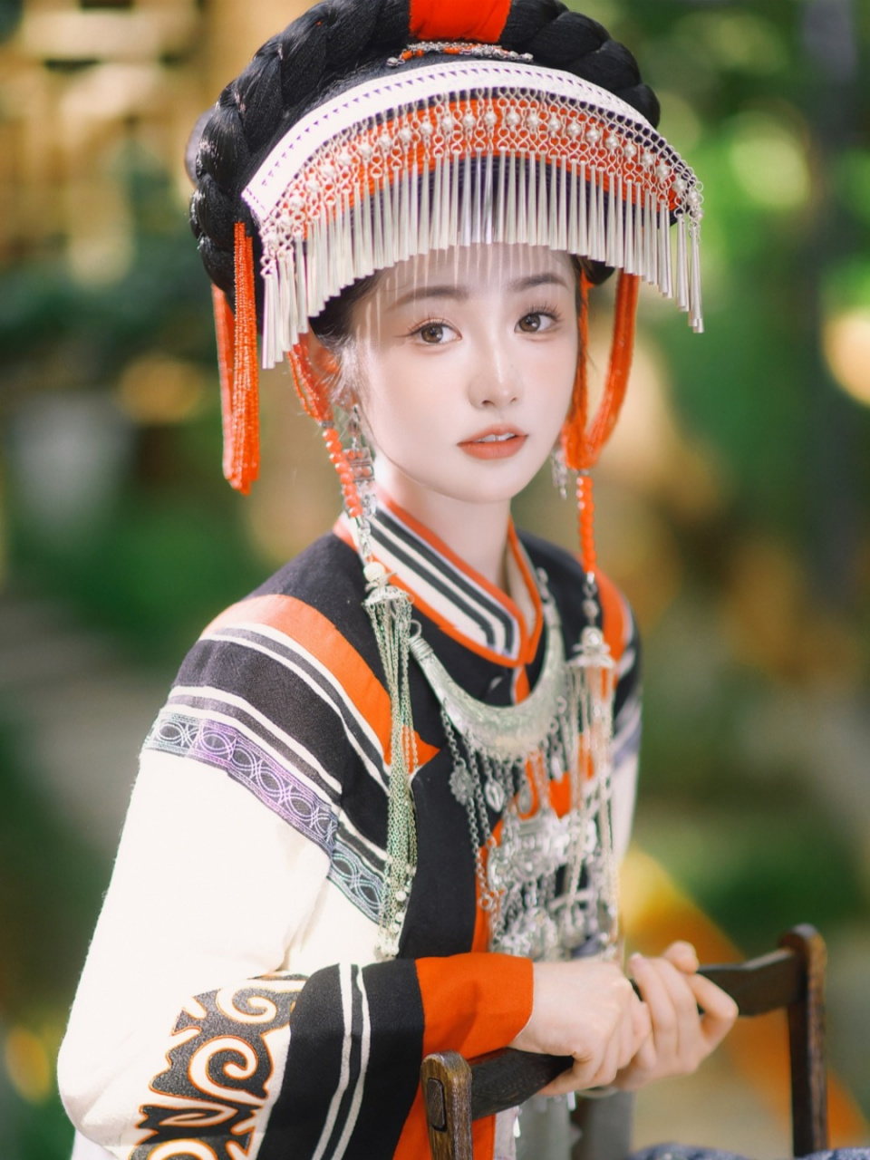 完美演绎出我心中彝族少女的样子  彝族服饰真的美得令人赞叹!