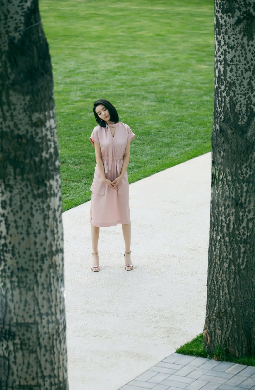 新疆美女代斯草地养眼美腿唯美惊艳写真---在古装剧《三生三世十里