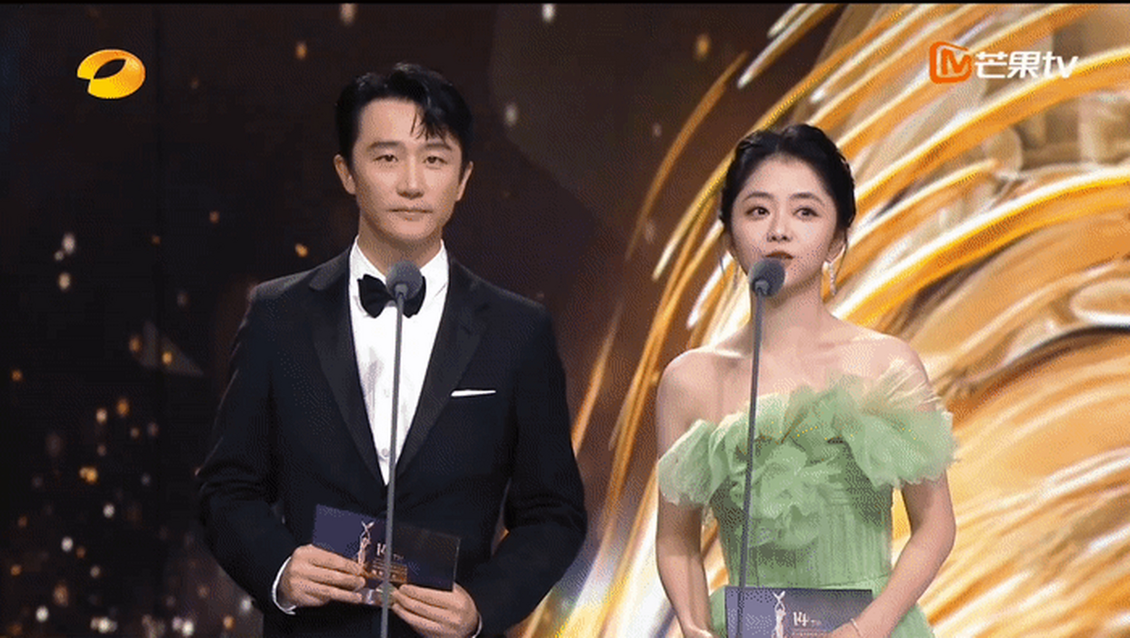 gif创作人#  #金鹰节颁奖晚会#  #娱乐最前沿#  金鹰节最佳综艺(我照