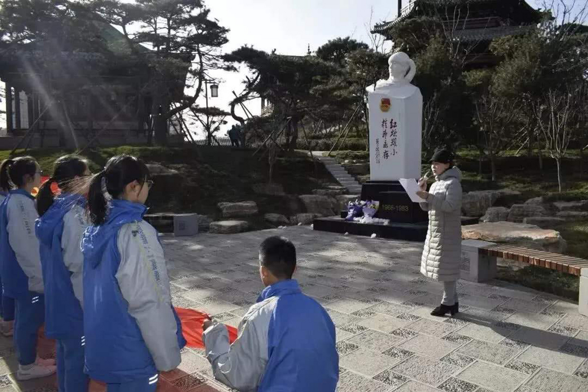 在1983年,15岁的池越忠为了救落水的学生而失去了宝贵的生命.