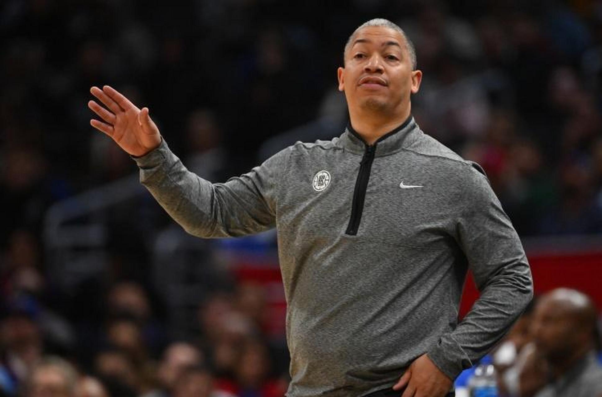 直播吧4月16日讯 今日快船主教练泰伦-卢在球队训练结束后接受了媒体