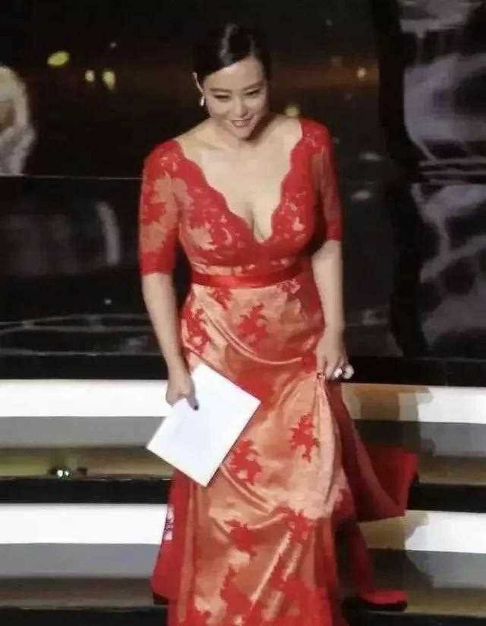 郝蕾才是"微胖身材"的天花板,一袭红色长裙风情万种,被打底裤给败了