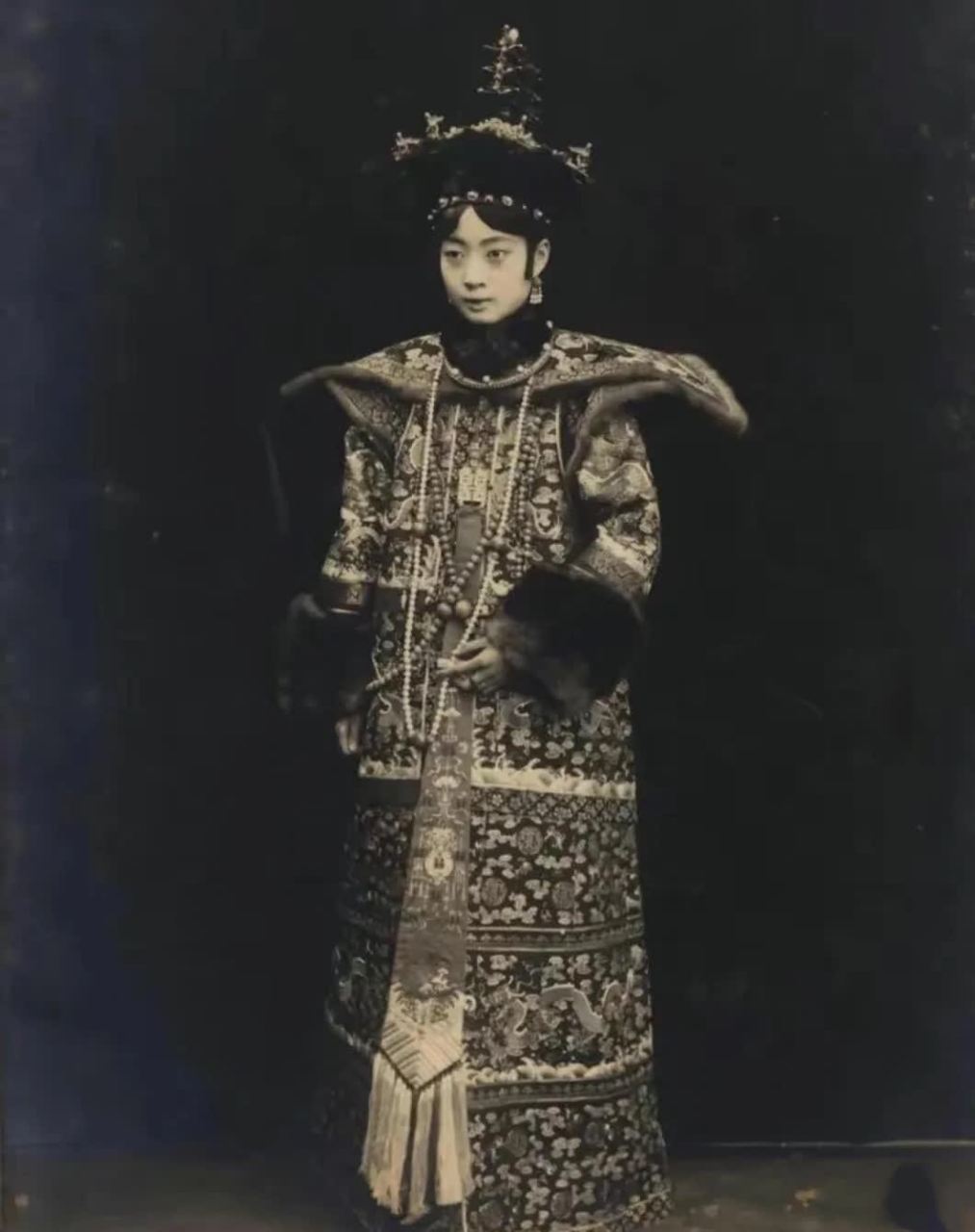 末代皇后婉容的照片集,太美了. 婉容端庄优雅,容貌秀丽,琴棋俱全.