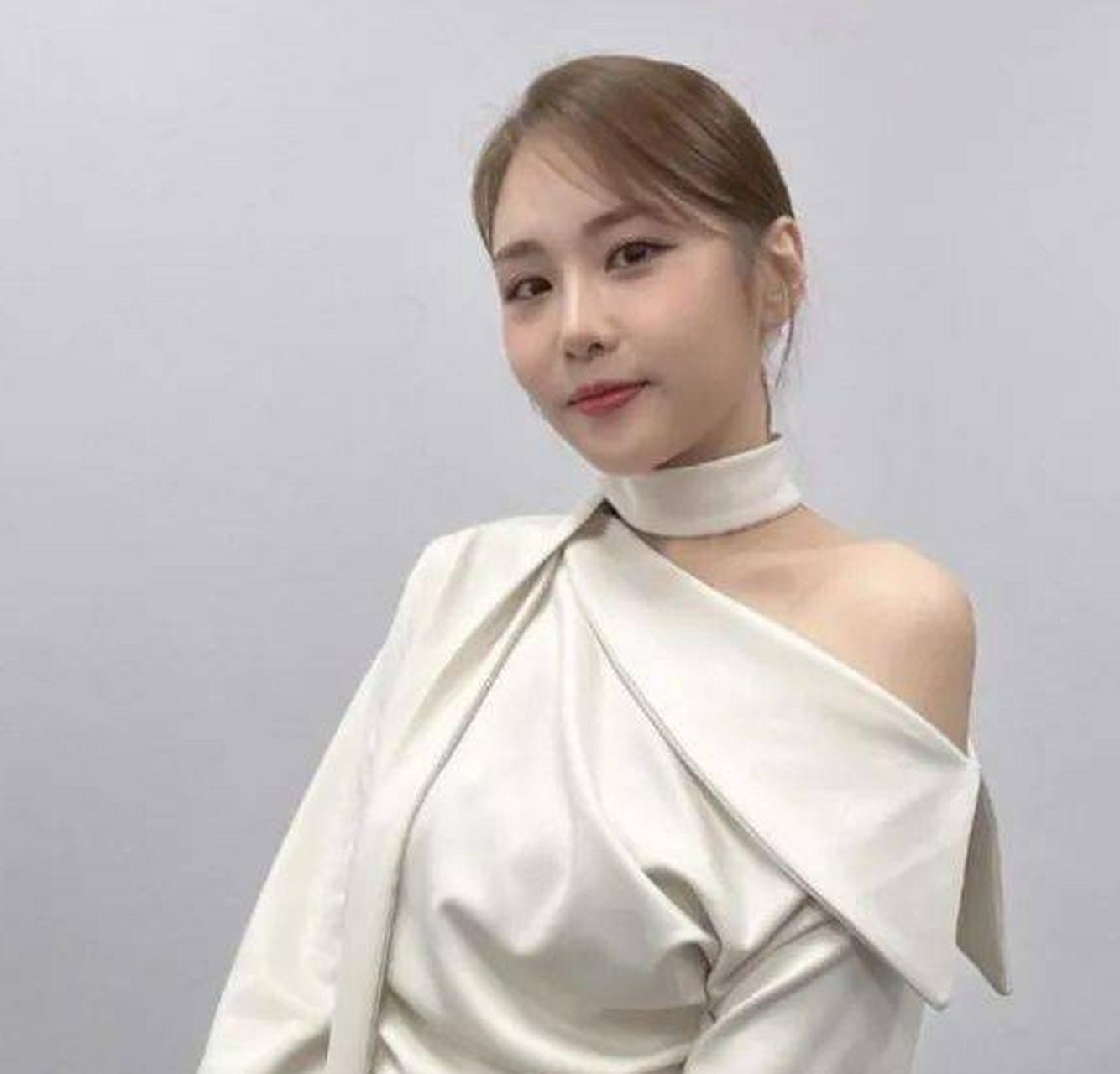 据韩媒报道,韩国trot女歌手海秀13日被传近日在家中留下遗书后选择