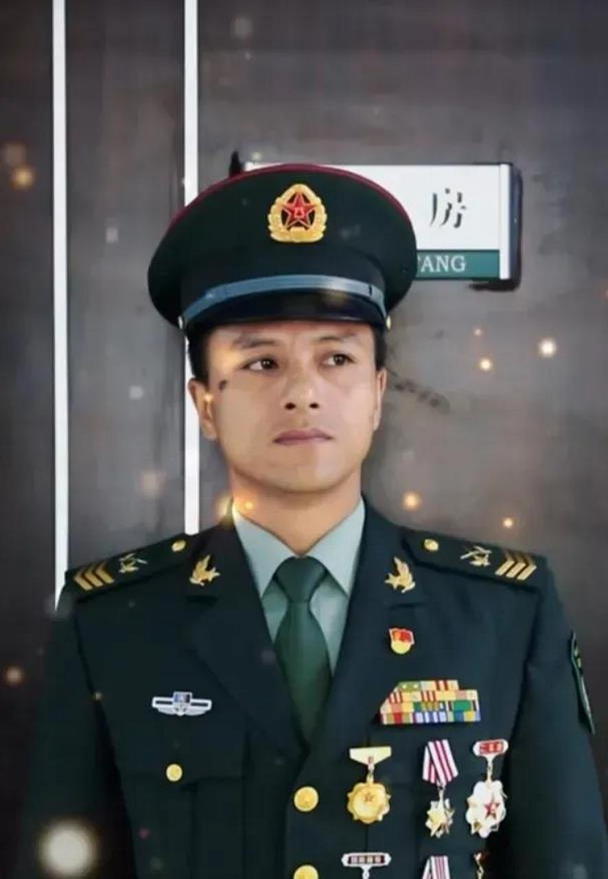 二级军士长,工资每个月一万三,戴上了新式的勋表,是不是更帅气了!