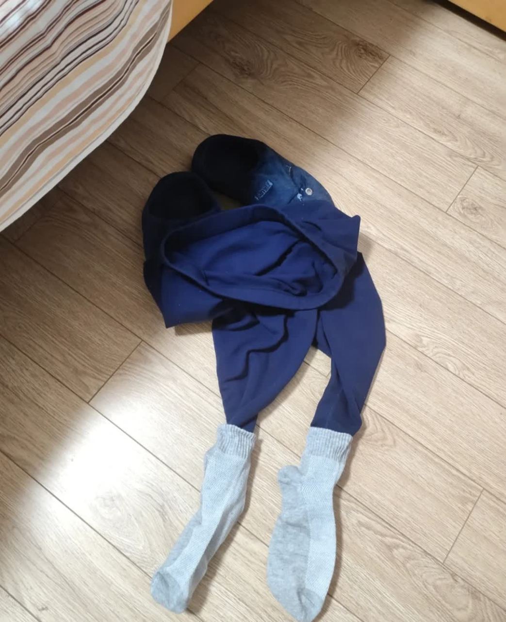 表哥太草率了,衣服直接掉地上了![大笑][大笑]#搞笑