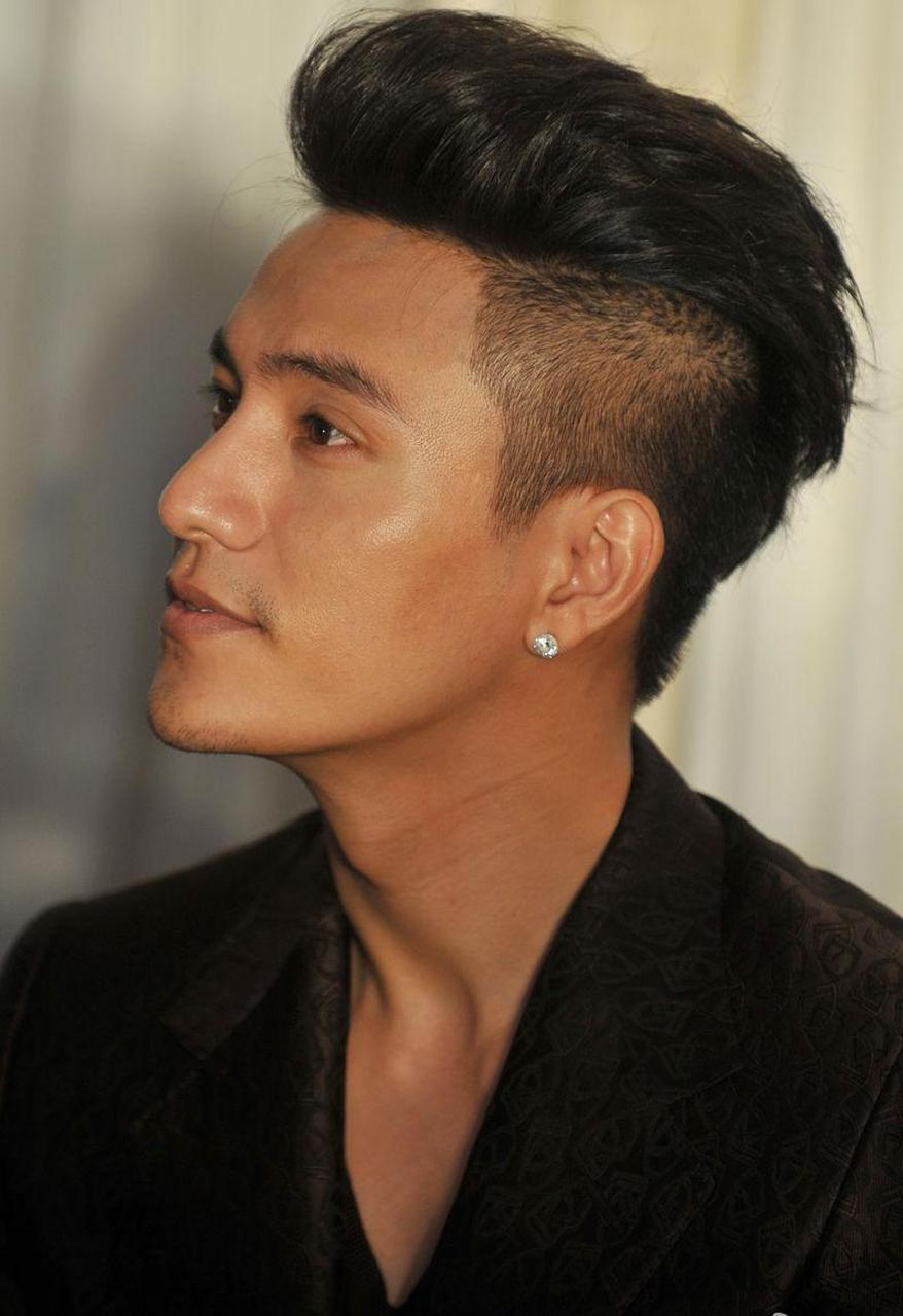 陈坤,中国内地男演员,歌手,于1995年加入东方歌舞团担任独唱演员,显示