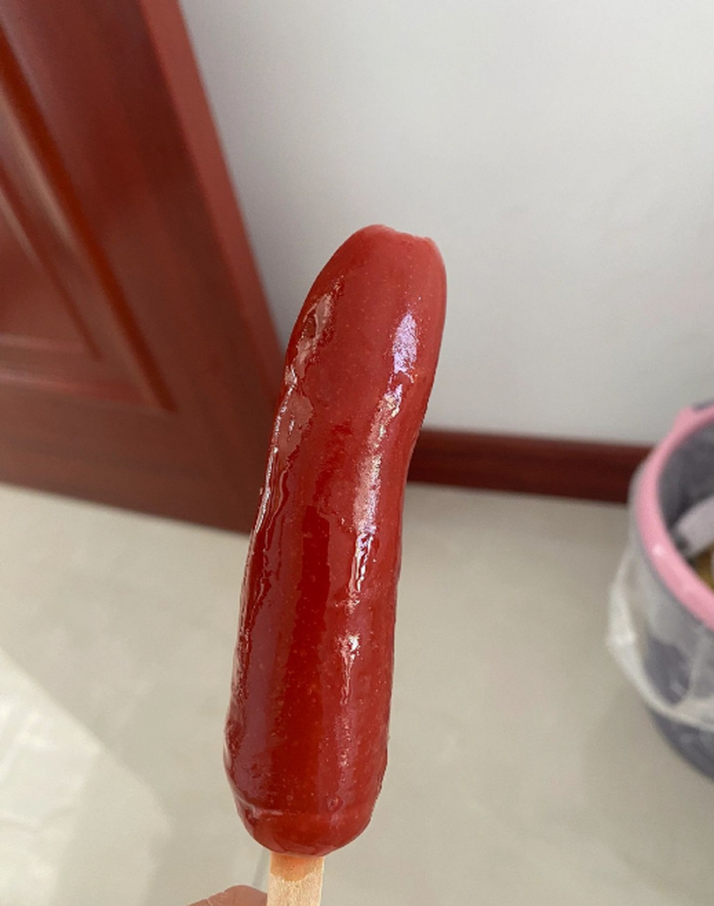 谁敢相信这不是烤肠[惊哭]]而是一根化了的山楂味的冰棍儿