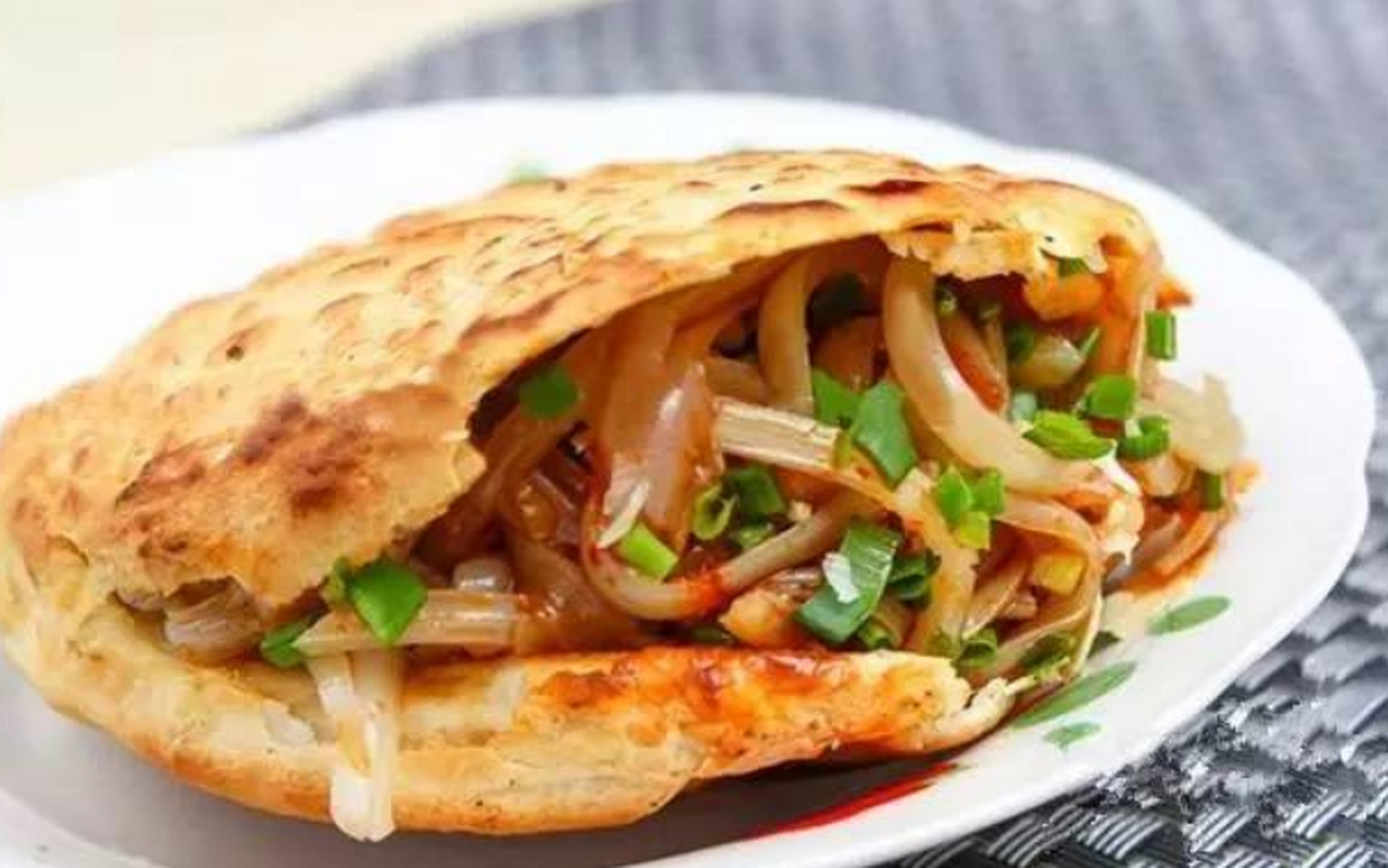 重逢巴蜀# 四川锅盔灌凉粉是四川地区夏季备受喜爱的一道小吃,既恳栽