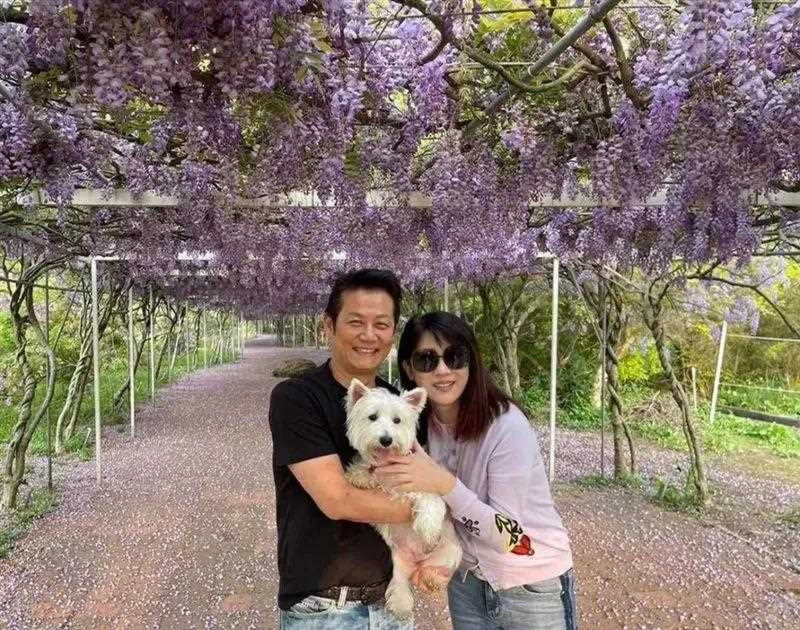 演艺圈资深主持人徐乃麟和老婆汪家琏两人在1989年结婚,婚后育有2子1