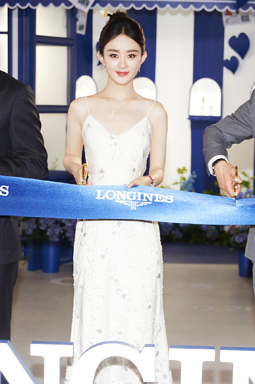 赵丽颖昨天参与浪琴线下活动,身穿一袭白裙,丸子头簪发,肤若凝脂,端庄