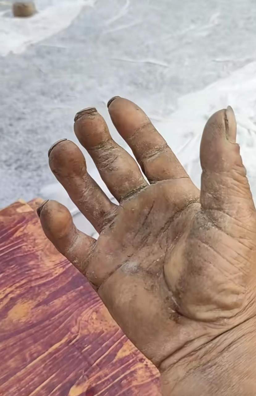 网友:这就是劳动人民的手啊,发一张你们上班后的手成什么样了?