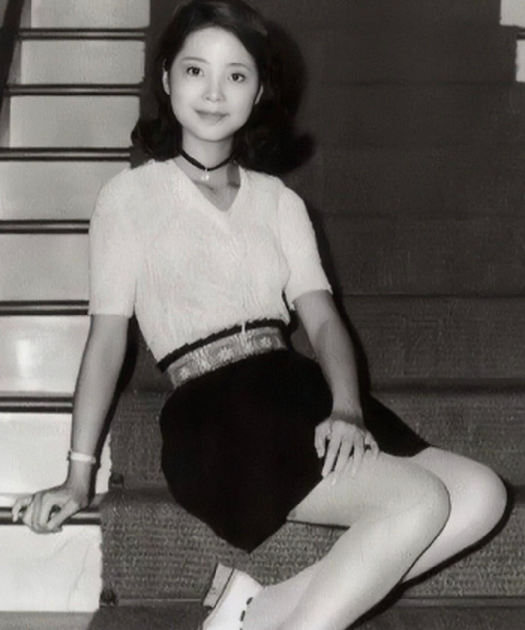 黑白是永远不过时的经典,邓丽君的黑白服装,放到现在也依然高雅美丽