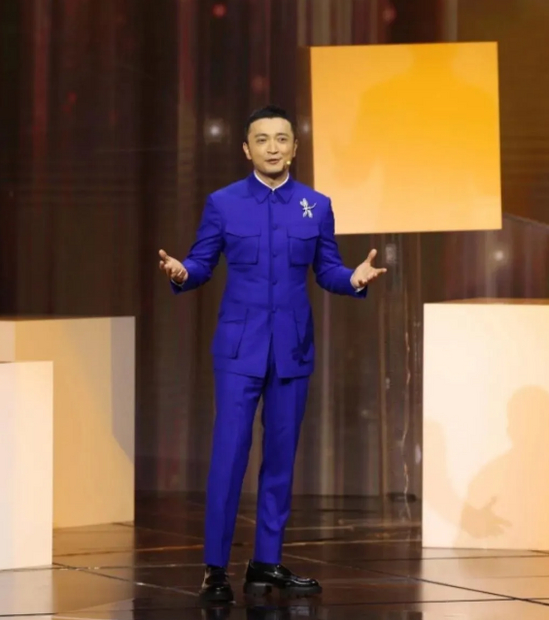 尼格买提回央视录制节目,身穿一套蓝色中山装稳重大方,他这段时间一直