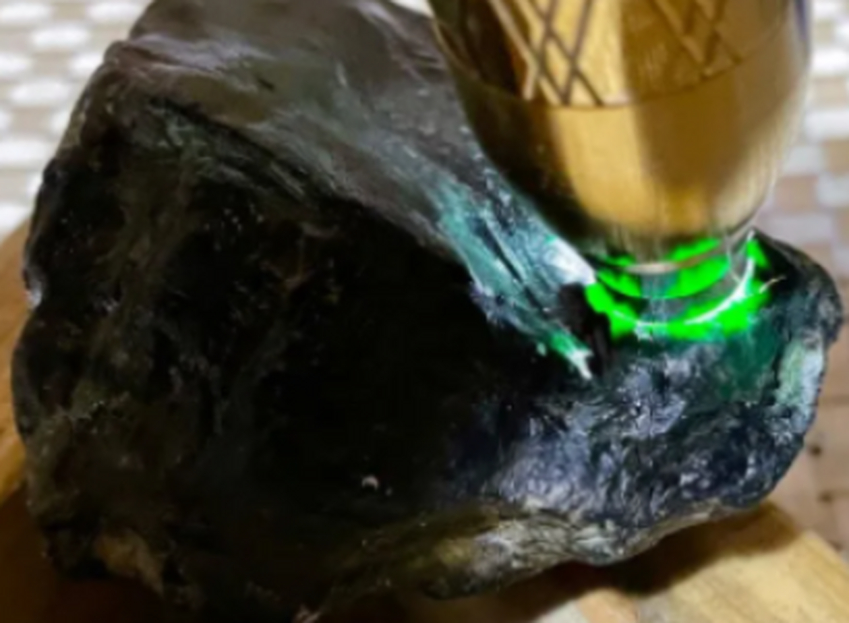 点击头像看直播##翡翠原石# 235克莫湾基色料,皮壳老,场口正,色已成