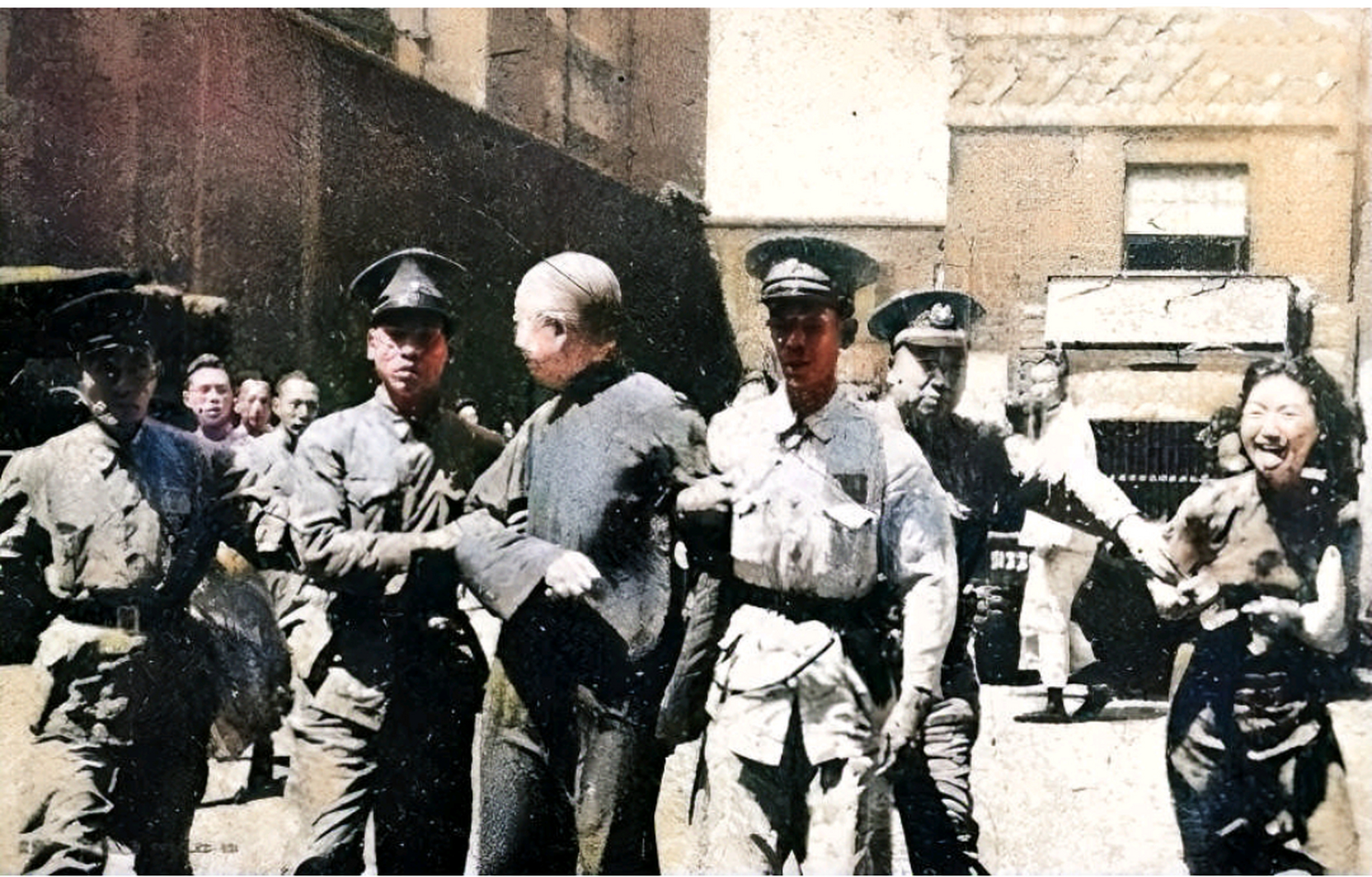 1946年,被民国政府警察抓走的梁鸿志,不久之后,他在上海以"汉-奸-罪"