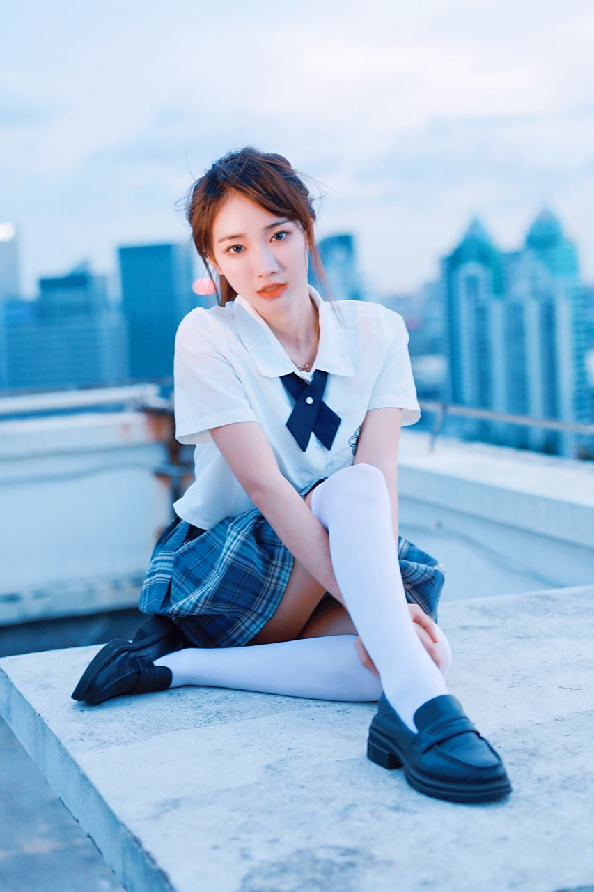 她穿着清新甜美的jk制服,将优雅与可爱完美结合.