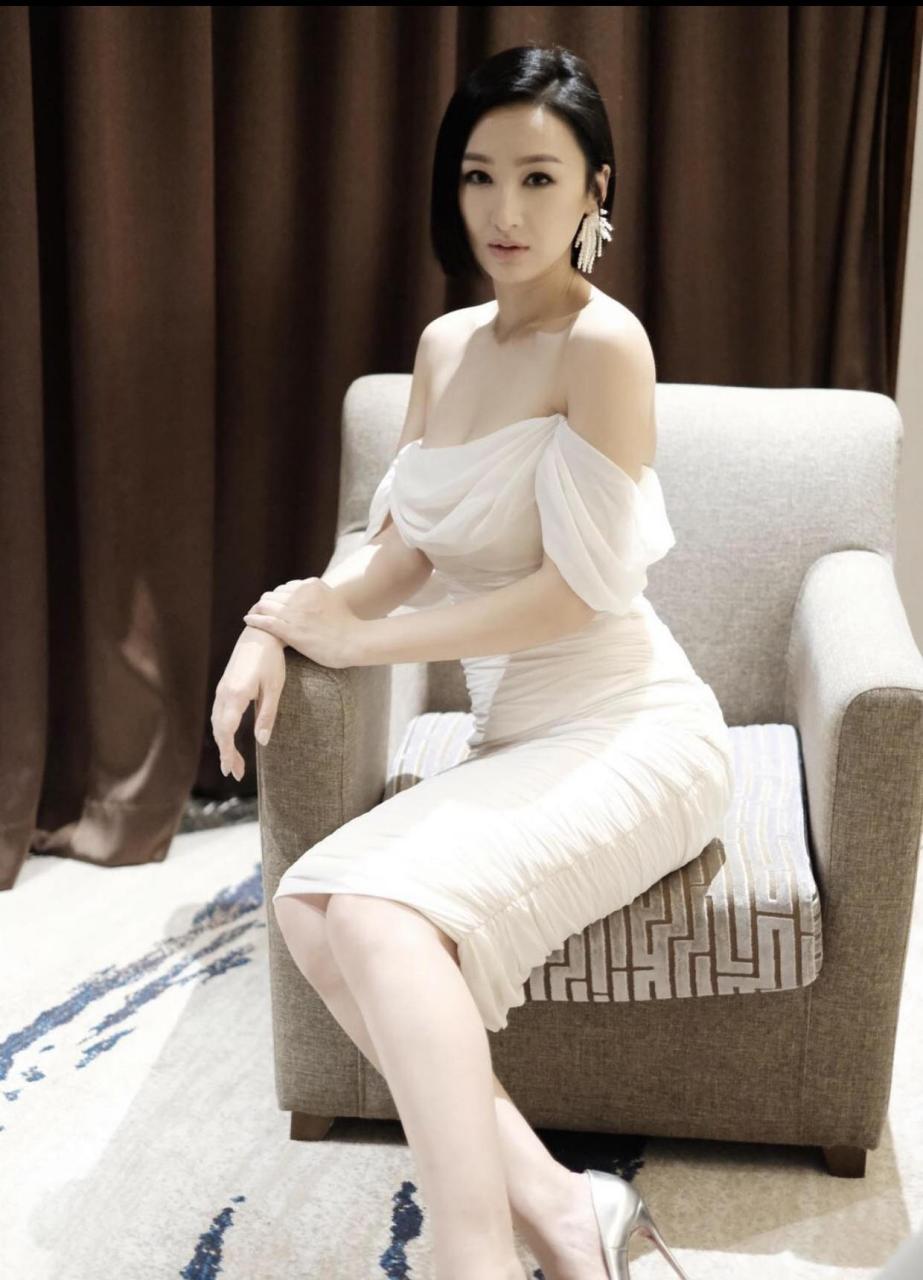 高海宁优雅大气,穿白色一字肩连衣裙搭配波波头,女神范十足