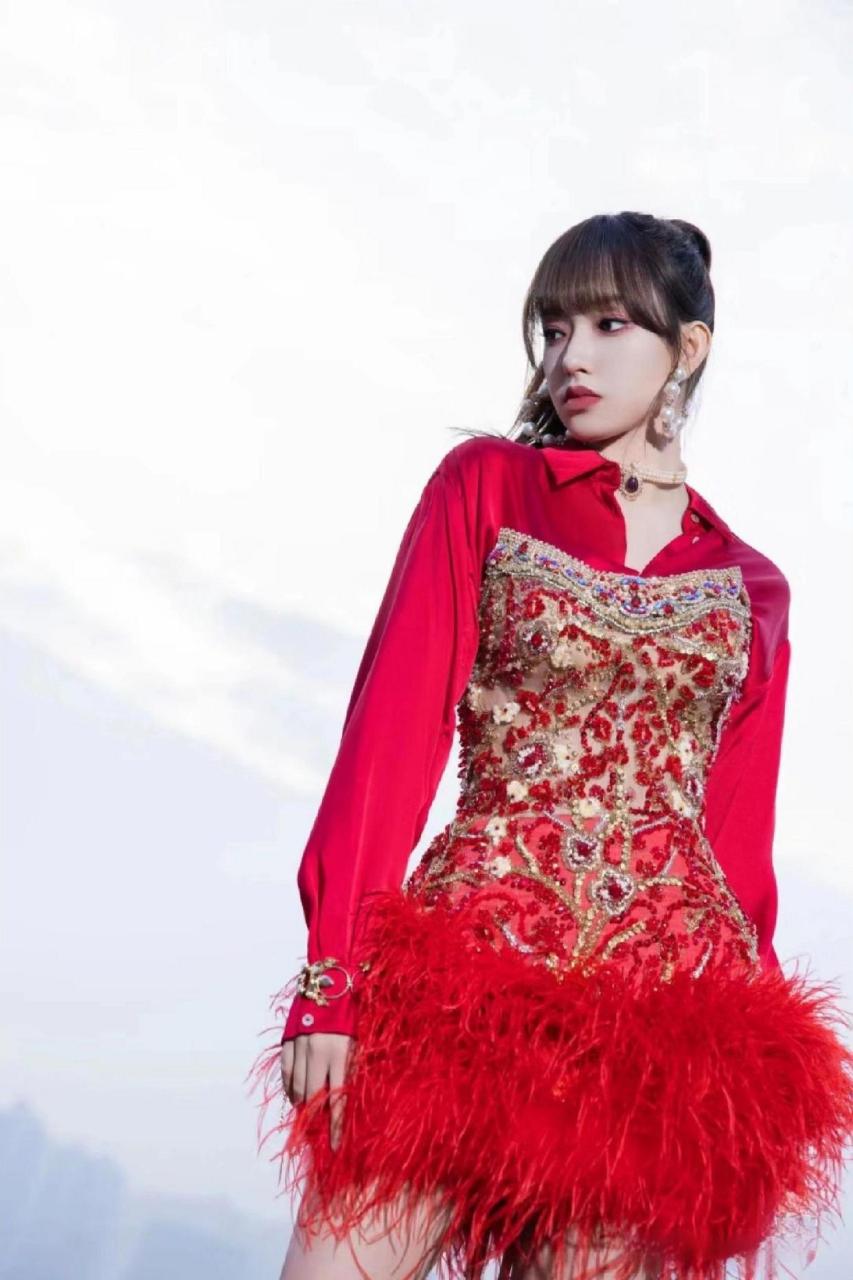 程潇穿红色羽毛流苏亮钻连衣裙好美
