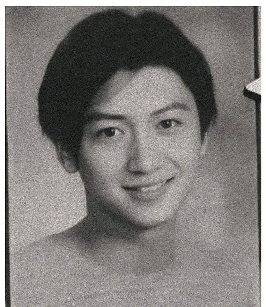 谢霆锋大儿子和爷爷谢贤年轻时更像一点,没有爸爸谢霆锋帅气.