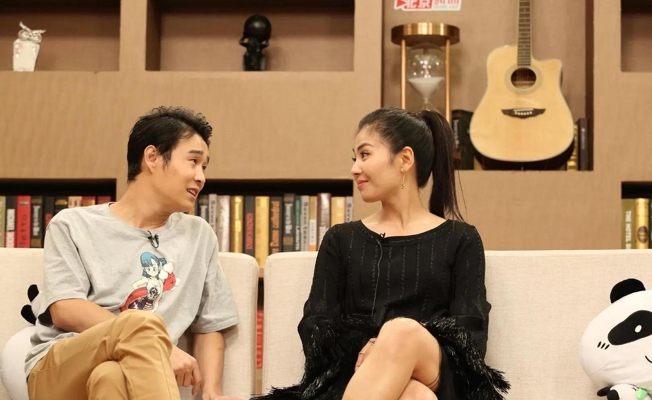 gif创作人# 刘涛录和小沈阳互动,给人感觉"不矜持"!