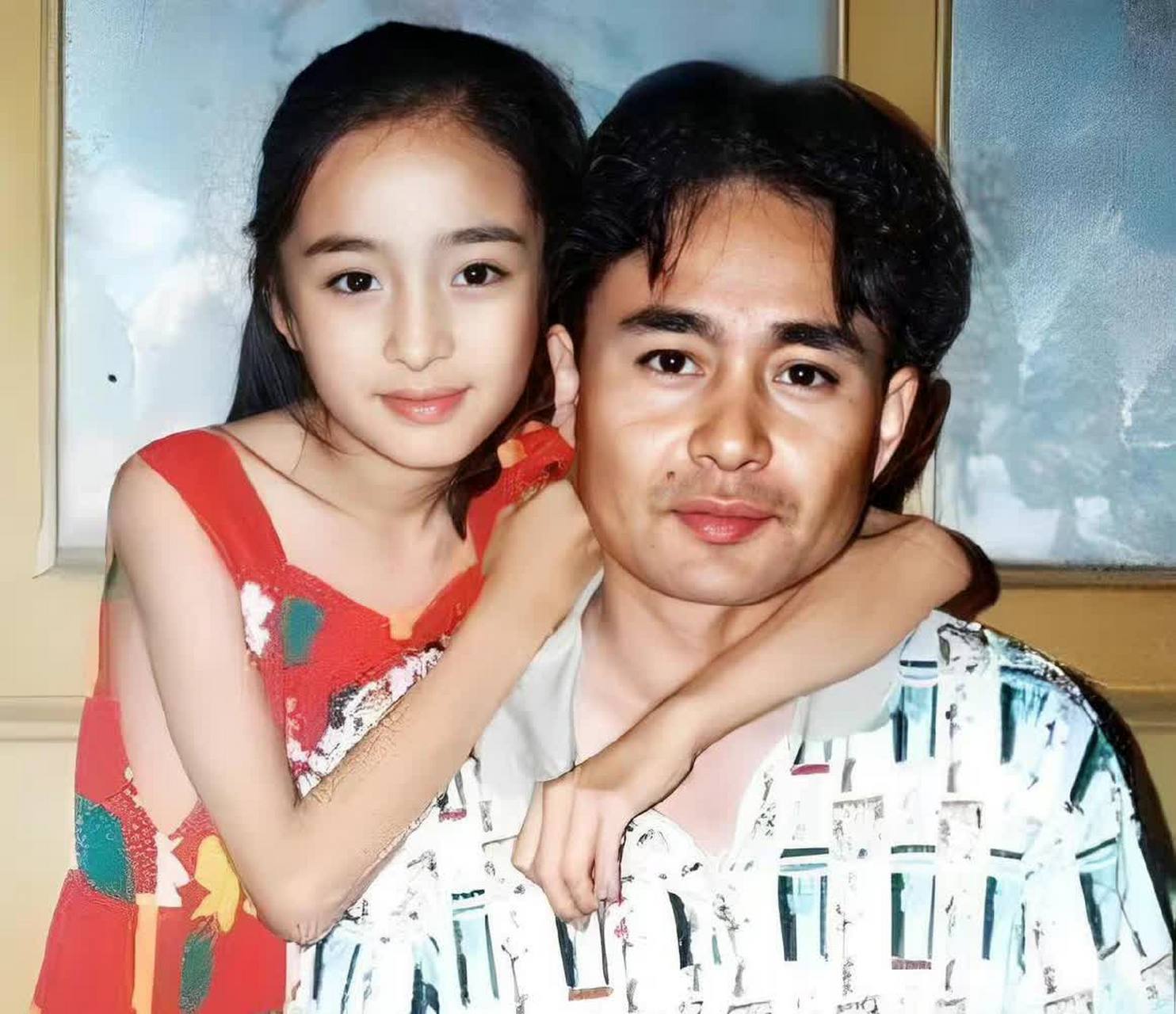 怎么感觉杨幂跟妈妈长得一样,还觉得自己跟爸爸长得一样呢?