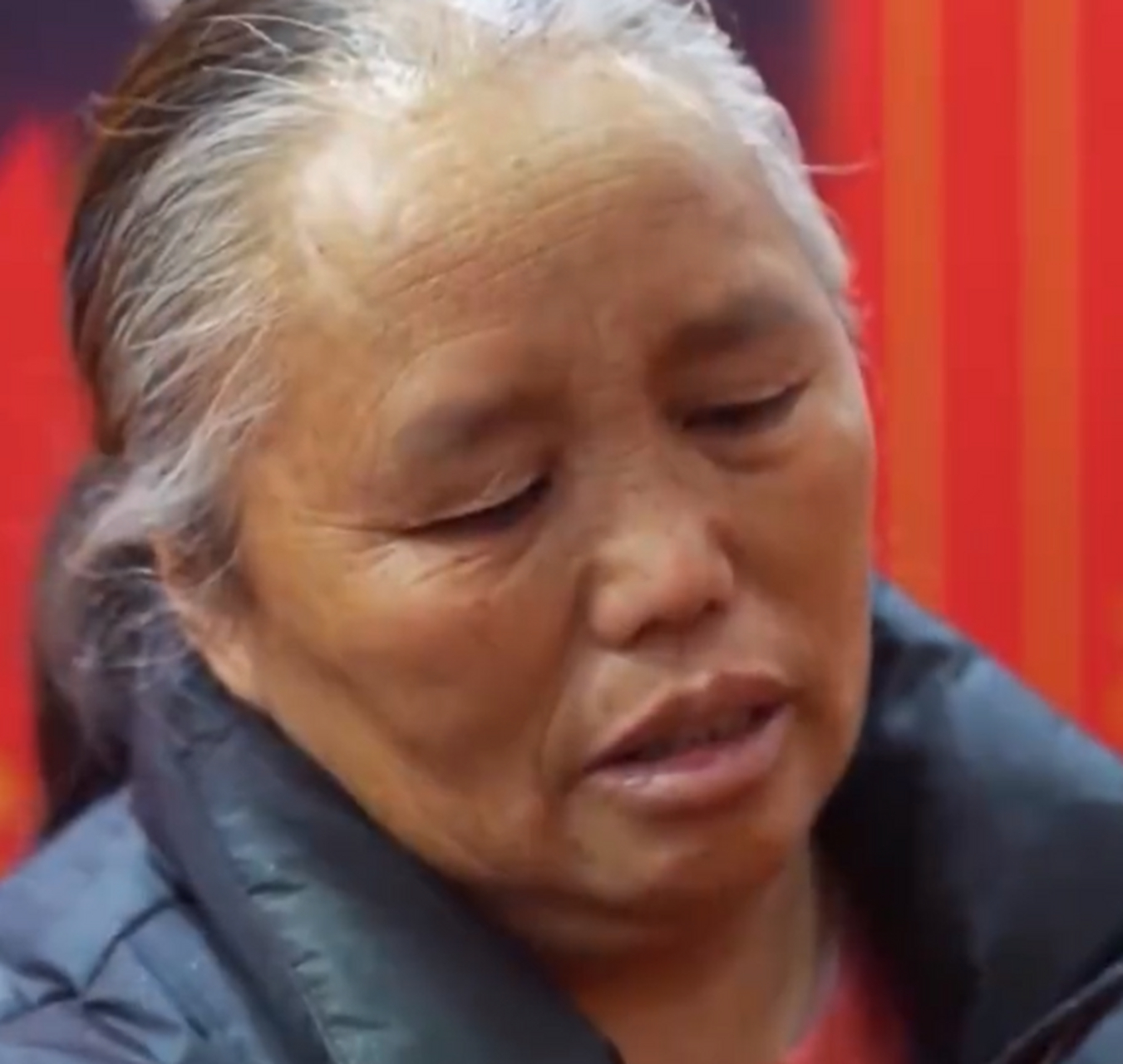 母亲抚摸儿子军功章满是心疼与骄傲