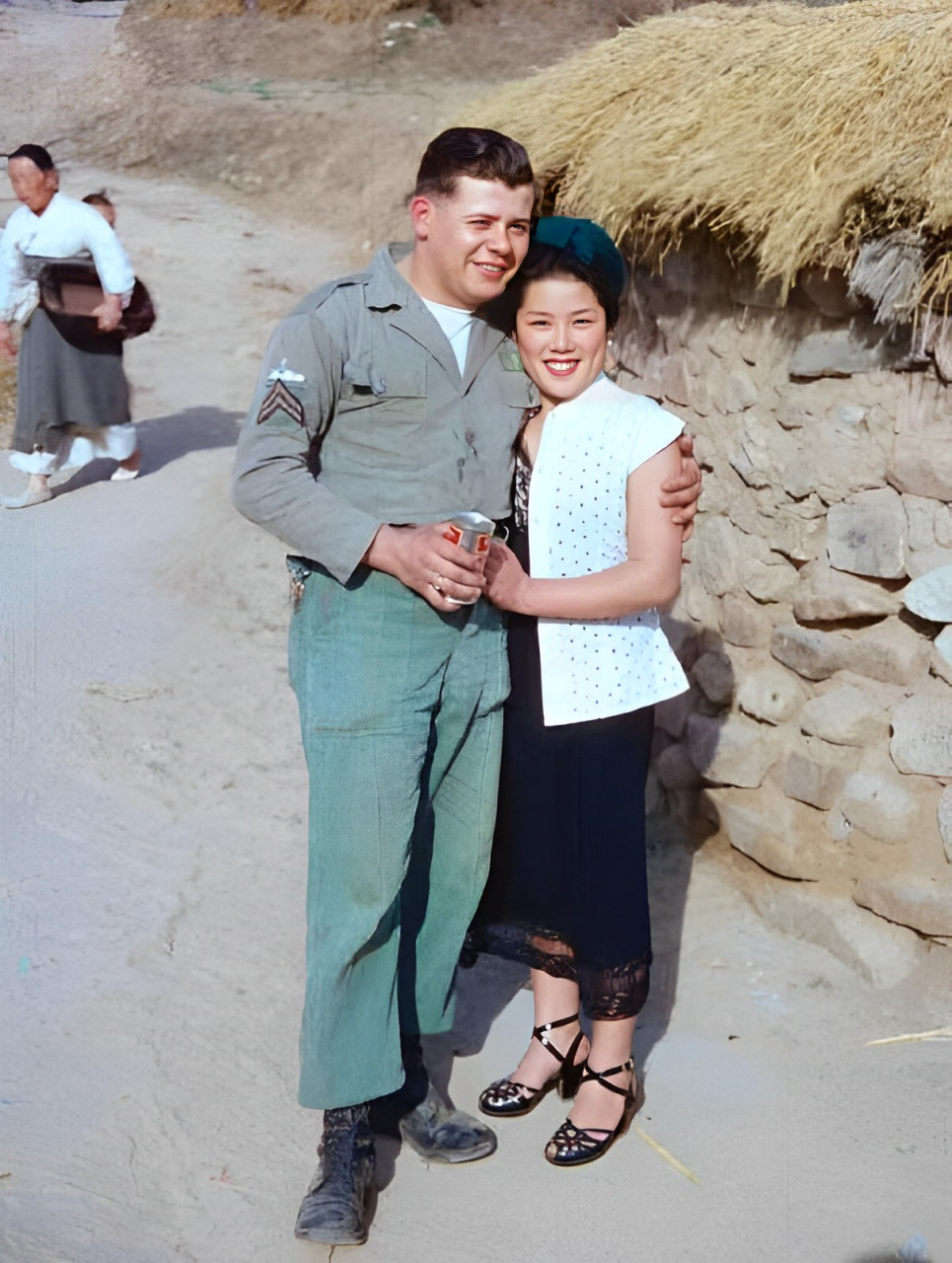 1959年,韩国釜山美军基地山,美国军小兵搂着土著女友沾沾自喜,挺夫妻