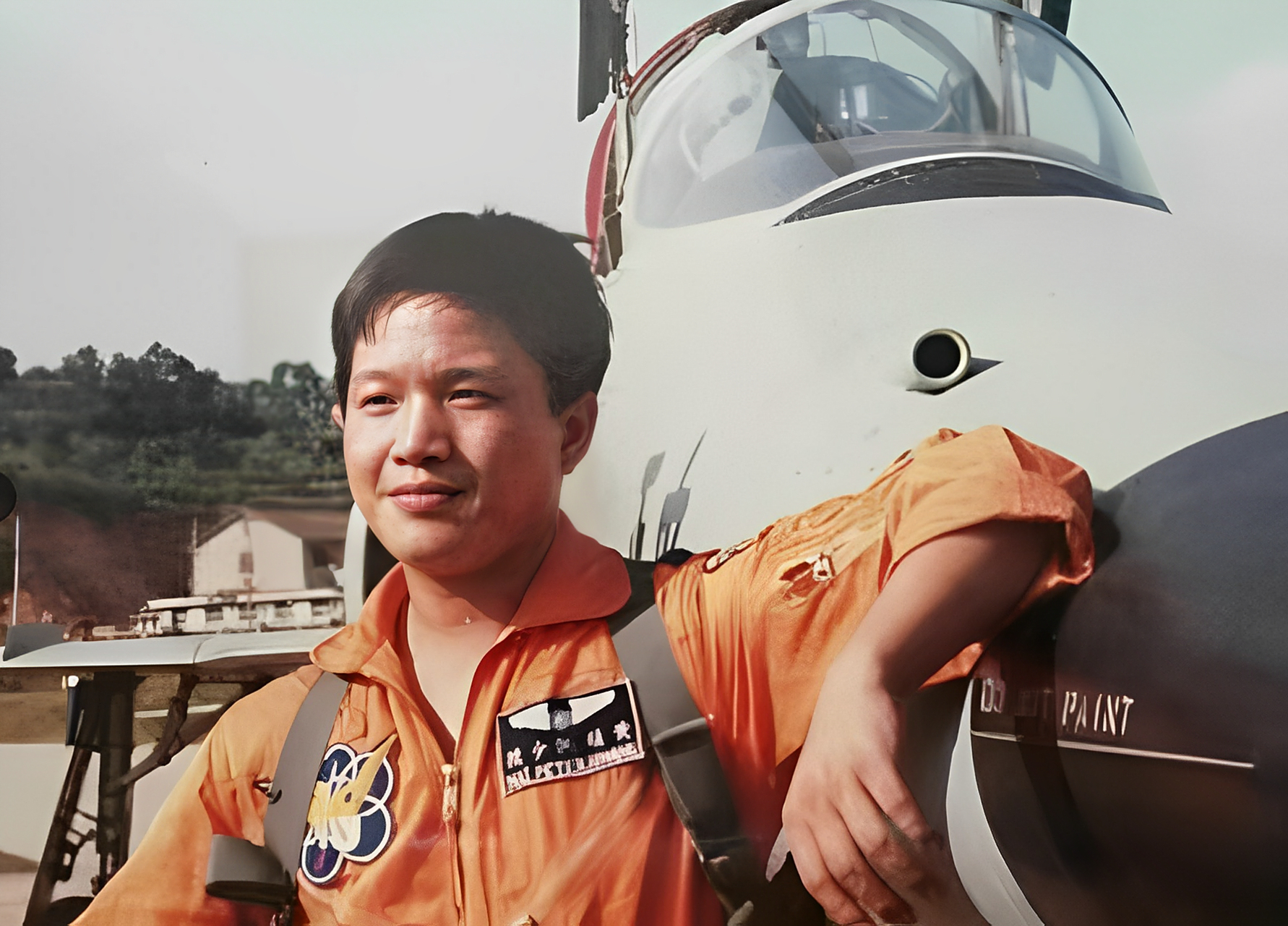 1981年8月8日,一位名叫黄植诚的飞行员从海湾出发,乘坐f5战斗机飞回