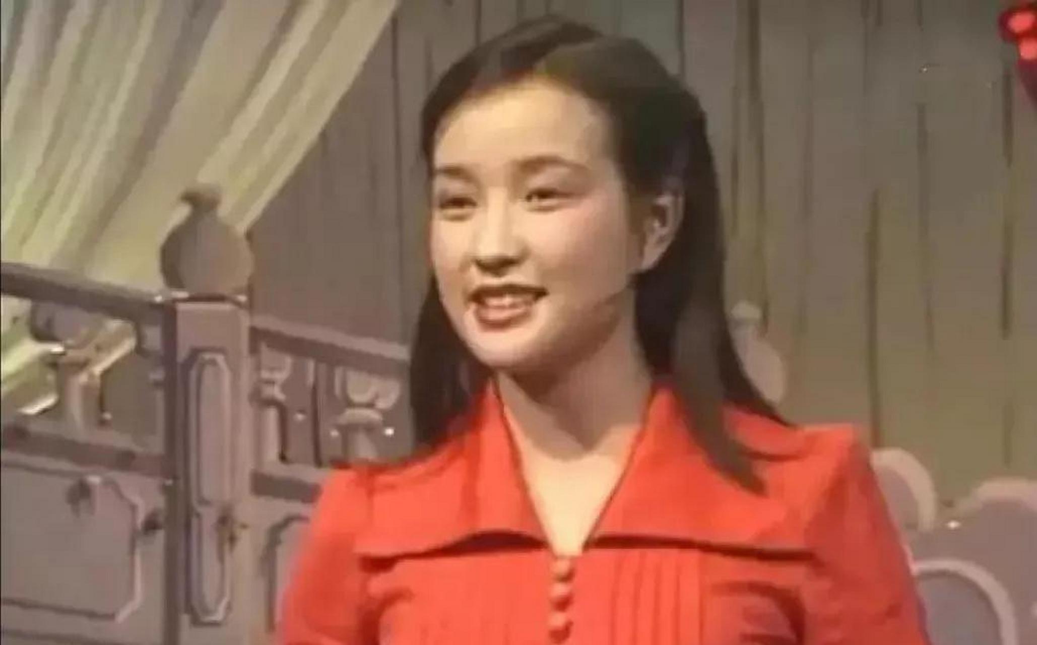 一九八三年第一届春晚,担任主持人的刘晓庆,那时候非常年轻貌美漂亮!
