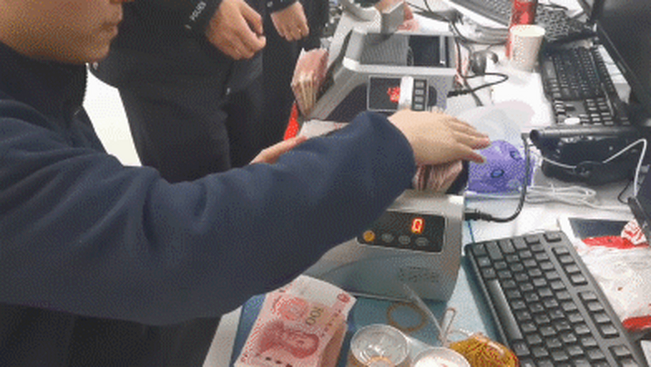 深夜,4大行李箱满满的现金,8太验钞机疯狂运转,3台承受不住过载冒烟.