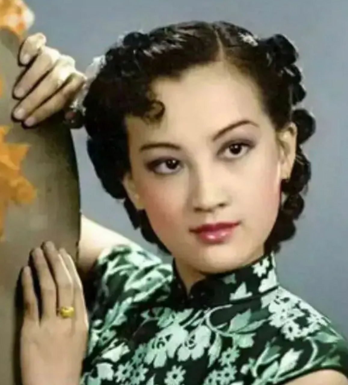 一边寒暄一边吃,酒足饭饱之后,张铁林突然拉着周旋的手,对她说:"你很