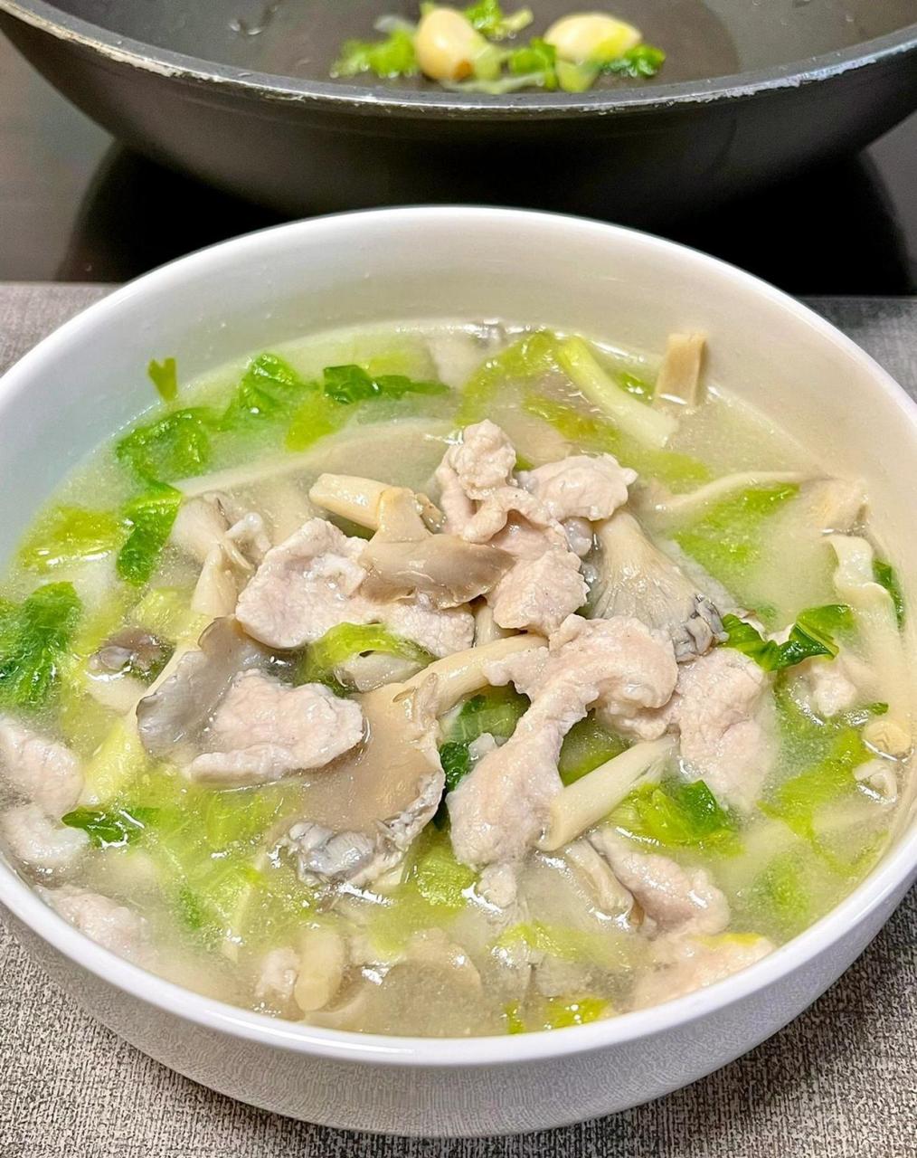 今天分享一道平菇瘦肉汤! 这道汤真的是近期最爱了!