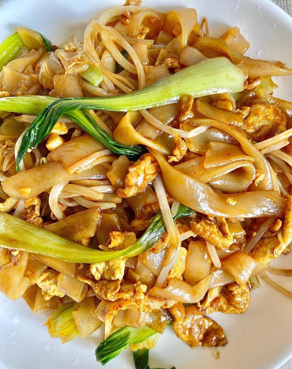 真的太适合做宵夜了[鸡蛋]菜名:炒河粉 食材:河粉,鸡蛋,青菜,豆芽 真
