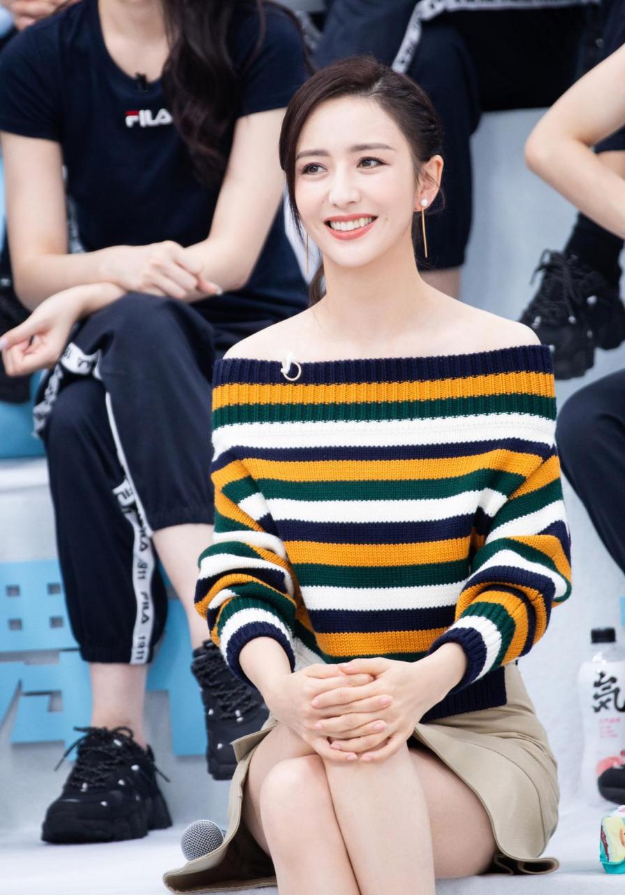 佟丽娅条纹毛衣搭配浅色短裙,优雅不失性感 佟丽娅陪你一起看舞蹈生喽