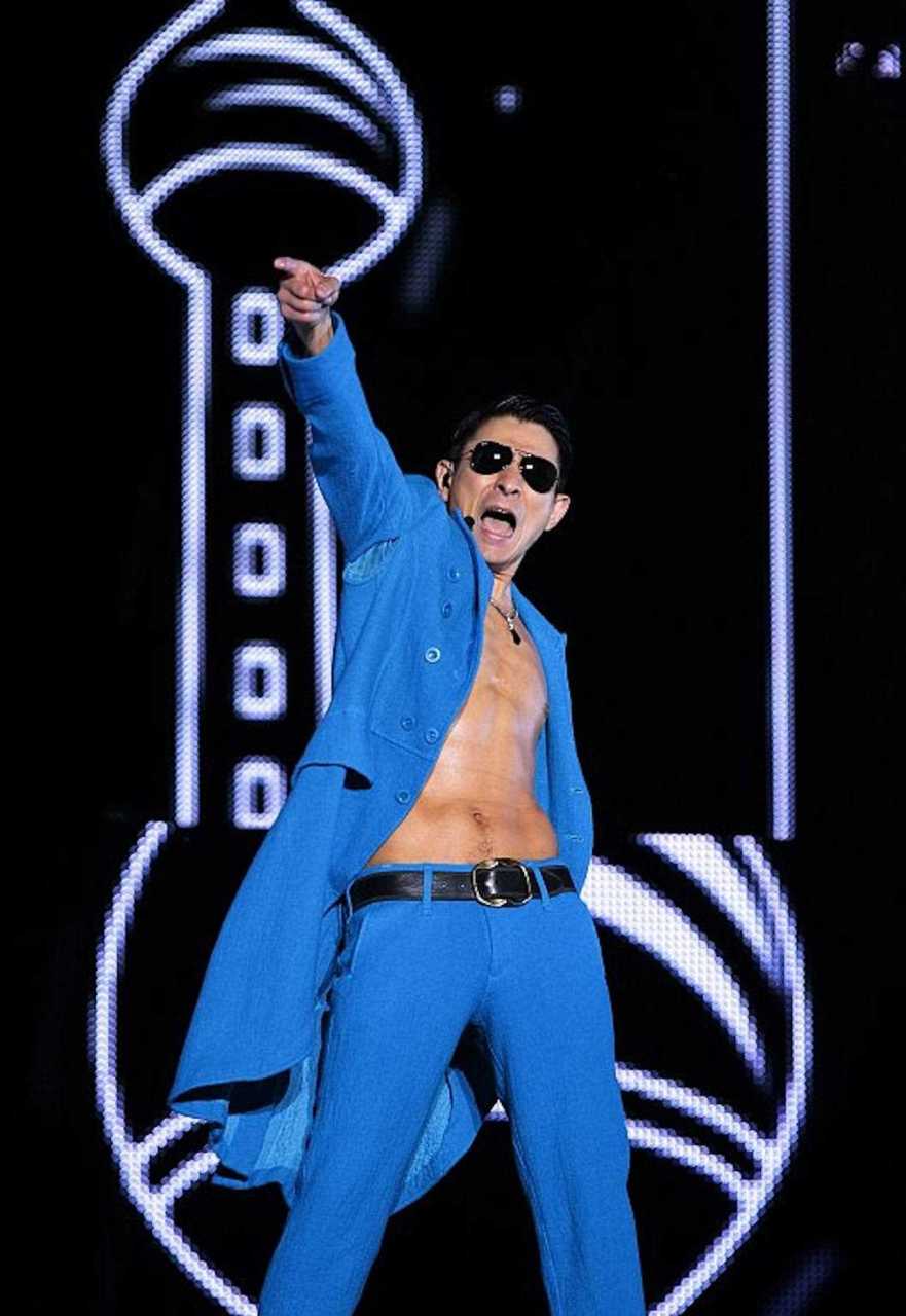 听说大家想看刘德华的腹肌照[舔屏][舔屏][舔屏] 华哥的身材管理太好