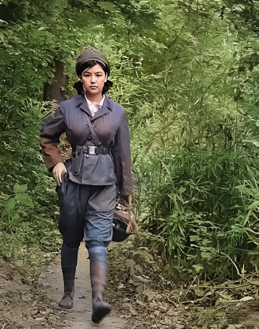 上世纪80年代,一张女兵的老照片,面容姣好,在一身军装的映衬下,越发