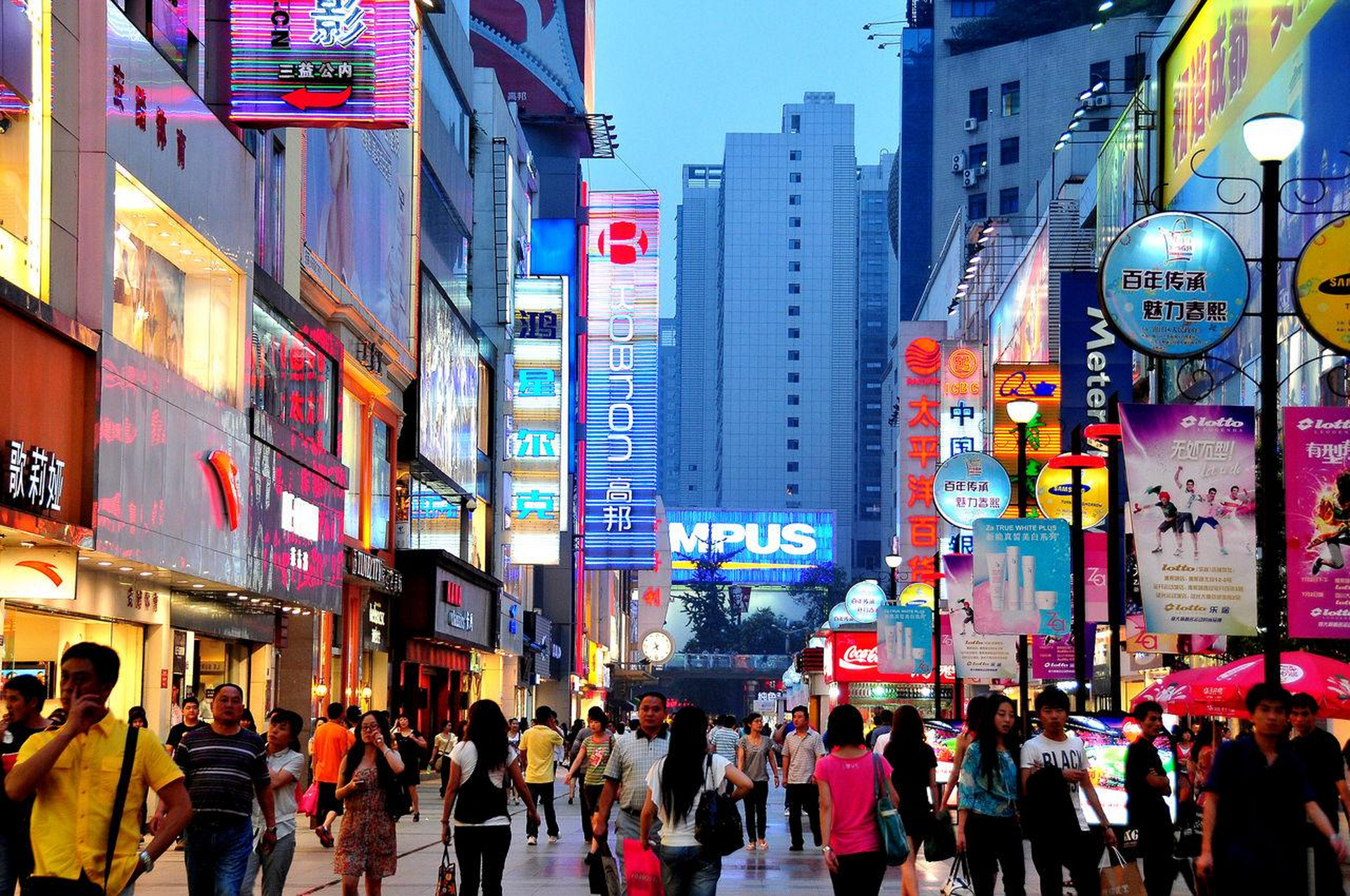 成都春熙路:被誉为中西部第一商业街,不仅是全国美女指数最高的地方