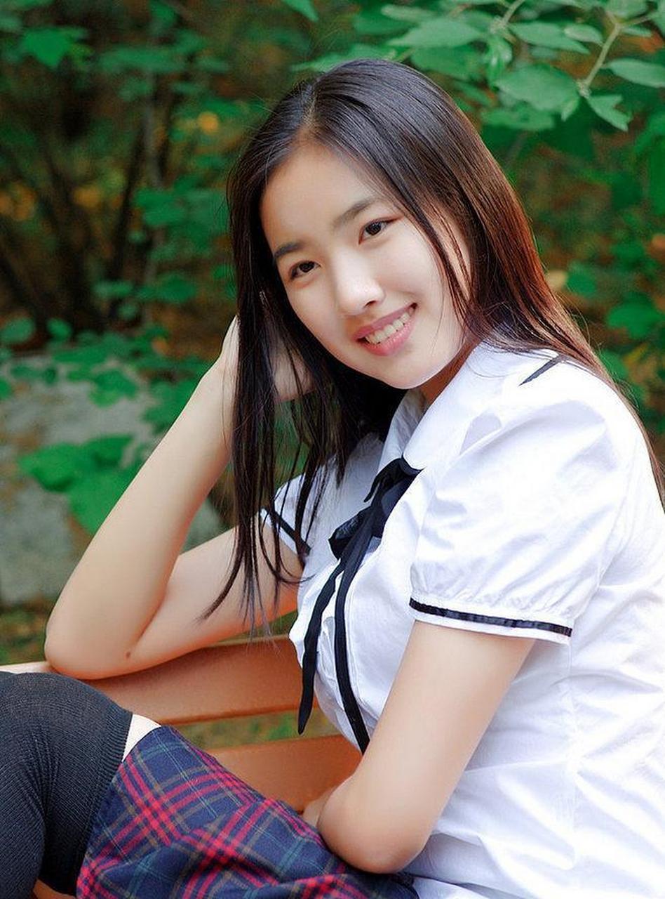 青春不需要过多的修饰,纯素颜女孩最美.