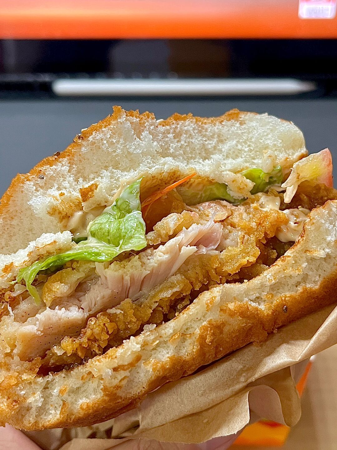 手机里的咔滋脆们 真的很喜欢这款汉堡 谁懂 多汁的鸡排花生酱生菜