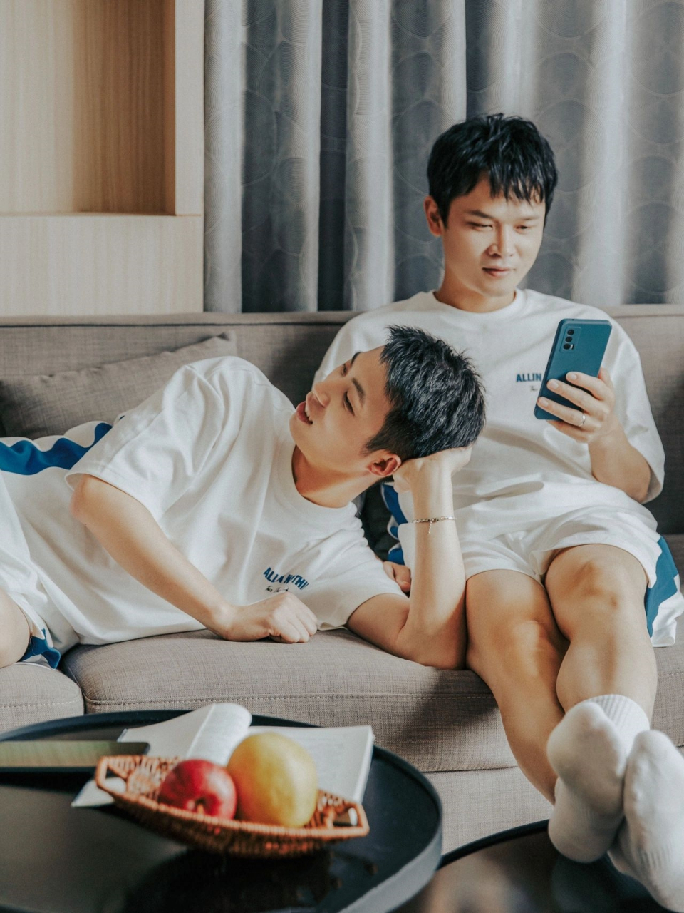 两个男生在家怎么拍合照这样拍真的很好看