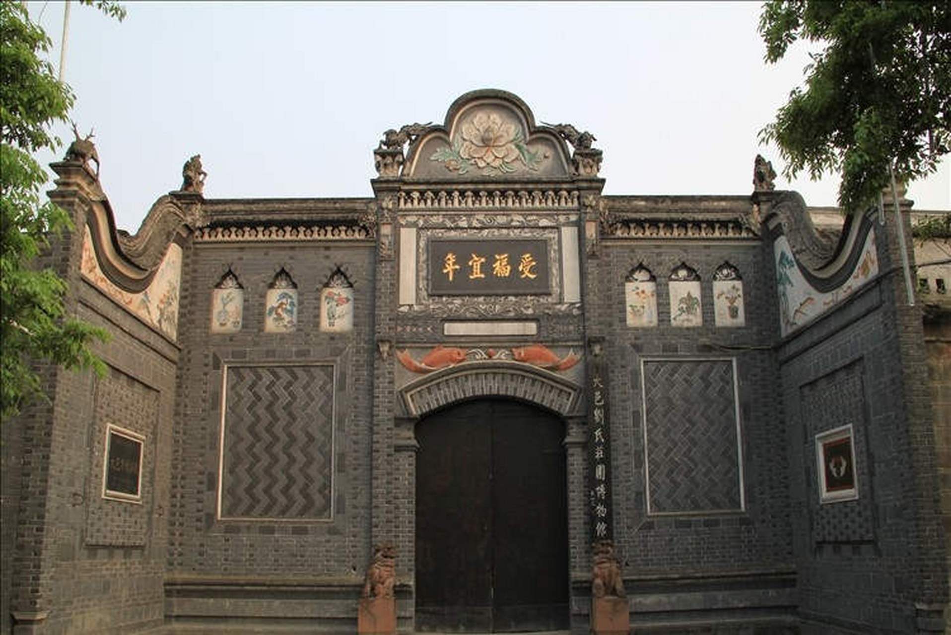 其四周由6米多高的风火墙围绕,共设有7道大门,整个公馆占地面积12,300