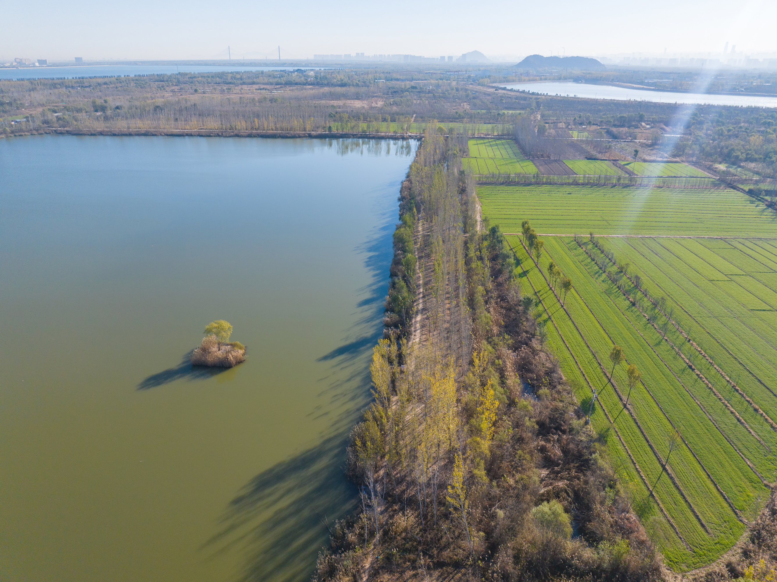 济南龙湖湿地公园航拍湖水鹊山水库 过去横版鹊山龙湖湿地公园唯美鹊